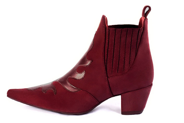 Boots femme : Boots bicolores élastiques sur les côtés couleur rouge bordeaux. Bout pointu. Talon mi-haut conique. Vue de profil - Florence KOOIJMAN