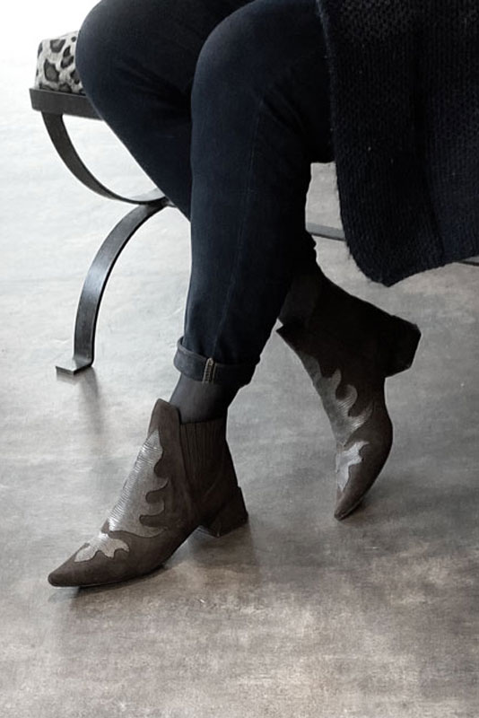 Boots femme : Boots bicolores élastiques sur les côtés couleur gris acier. Bout pointu. Petit talon évasé. Vue porté - Florence KOOIJMAN