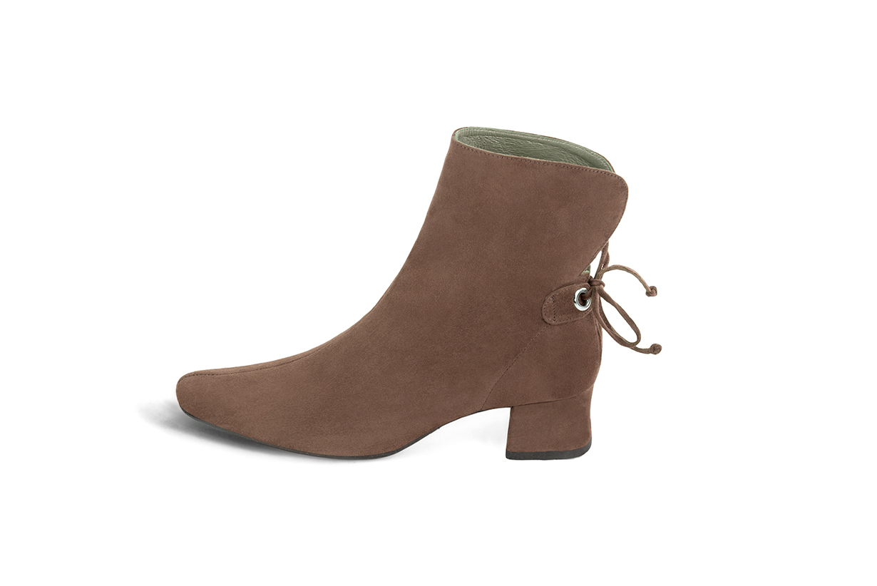 Boots femme : Bottines lacets à l'arrière couleur marron chocolat. Bout rond. Petit talon évasé. Vue de profil - Florence KOOIJMAN