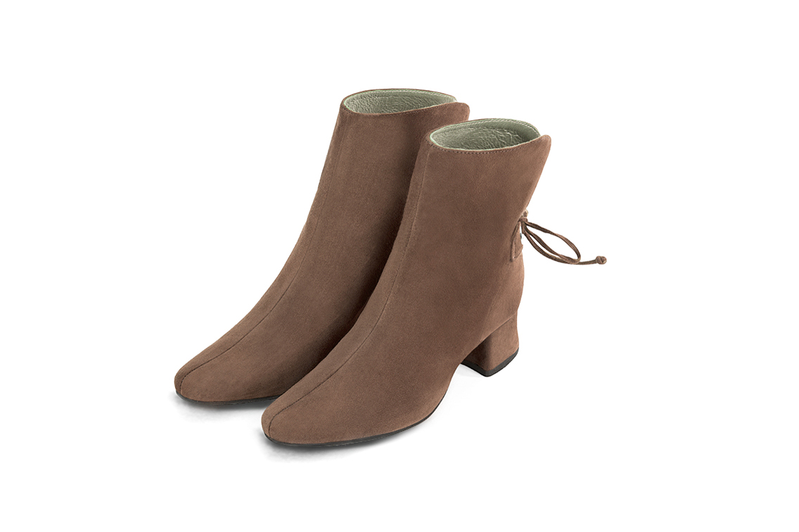 Boots femme : Bottines lacets à l'arrière couleur marron chocolat. Bout rond. Petit talon évasé Vue avant - Florence KOOIJMAN