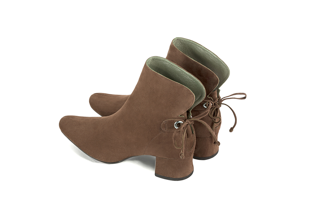 Boots femme : Bottines lacets à l'arrière couleur marron chocolat. Bout rond. Petit talon évasé. Vue arrière - Florence KOOIJMAN