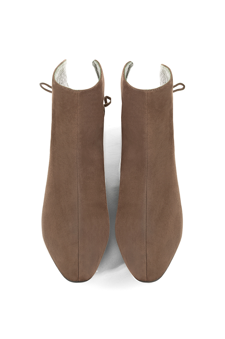Boots femme : Bottines lacets à l'arrière couleur marron chocolat. Bout rond. Petit talon évasé. Vue du dessus - Florence KOOIJMAN