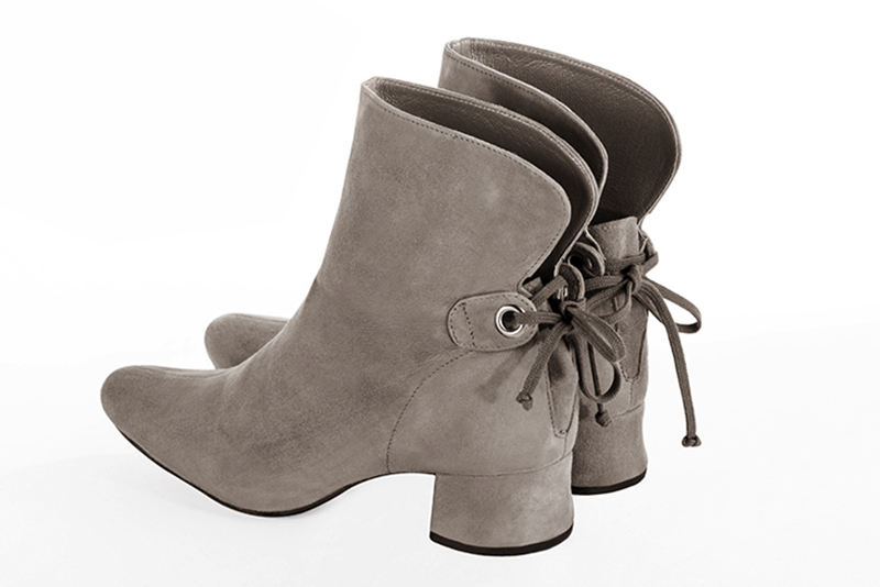 Bottines femme lacets à l'arrière beige mastic. Bout rond. Talon évasé de 3.5 cm - Vue arrière