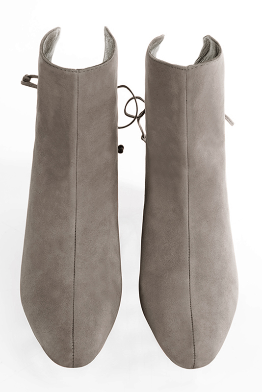 Bottines élégantes et raffinées avec des lacets à l'arrière, coloris beige mastic. Bout rond. Mi-haut. Talon évasé. Personnalisation : Choix des cuirs, des couleurs et des talons. Cou-de-pied sur mesure. - Florence KOOIJMAN