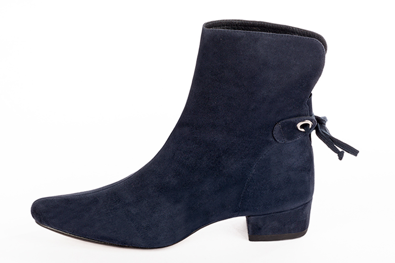 Bottines élégantes et raffinées avec des lacets à l'arrière, coloris bleu marine. Bout rond. Mi-haut. Talon bottier. Personnalisation : Choix des cuirs, des couleurs et des talons. Cou-de-pied sur mesure. - Florence KOOIJMAN