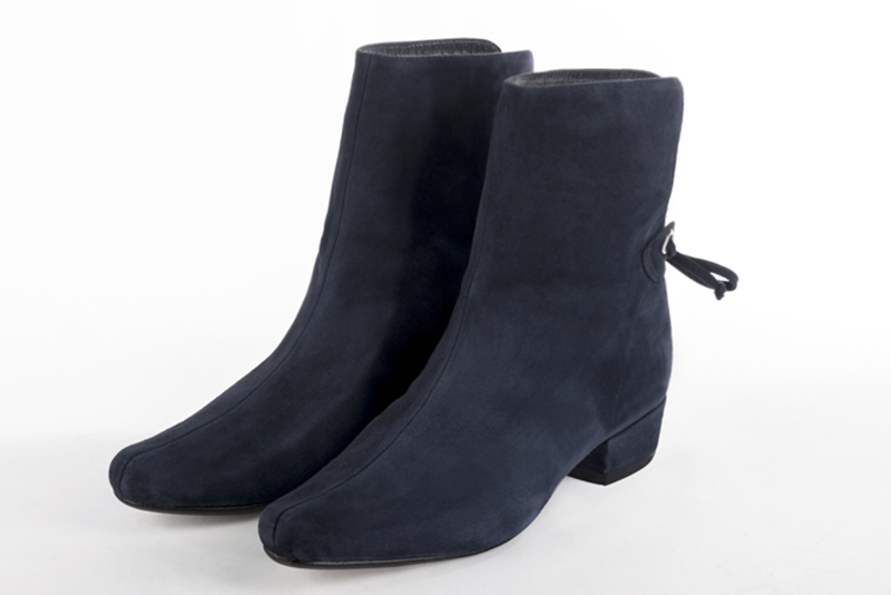Bottines élégantes et raffinées avec des lacets à l'arrière, coloris bleu marine. Bout rond. Mi-haut. Talon bottier. Personnalisation : Choix des cuirs, des couleurs et des talons. Cou-de-pied sur mesure. - Florence KOOIJMAN