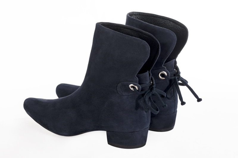 Bottines élégantes et raffinées avec des lacets à l'arrière, coloris bleu marine. Bout rond. Mi-haut. Talon bottier. Personnalisation : Choix des cuirs, des couleurs et des talons. Cou-de-pied sur mesure. - Florence KOOIJMAN