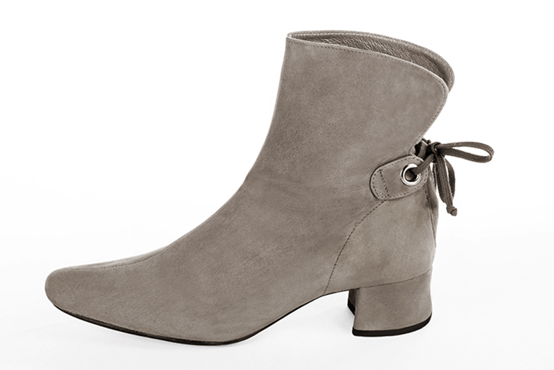 Bottines élégantes et raffinées avec des lacets à l'arrière, coloris beige mastic. Bout rond. Mi-haut. Talon évasé. Personnalisation : Choix des cuirs, des couleurs et des talons. Cou-de-pied sur mesure. - Florence KOOIJMAN