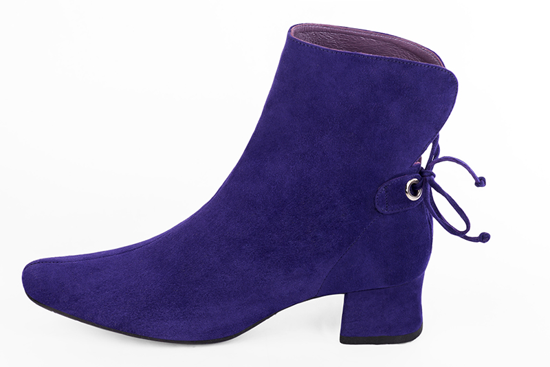Bottines élégantes et raffinées avec des lacets à l'arrière, coloris violet outremer. Bout rond. Mi-haut. Talon évasé. Personnalisation : Choix des cuirs, des couleurs et des talons. Cou-de-pied sur mesure. - Florence KOOIJMAN
