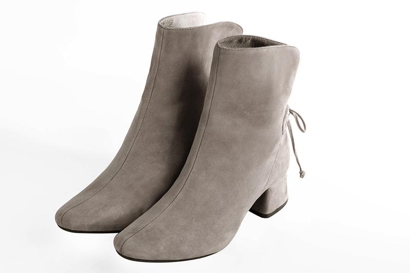 Bottines élégantes et raffinées avec des lacets à l'arrière, coloris beige mastic. Bout rond. Mi-haut. Talon évasé. Personnalisation : Choix des cuirs, des couleurs et des talons. Cou-de-pied sur mesure. - Florence KOOIJMAN