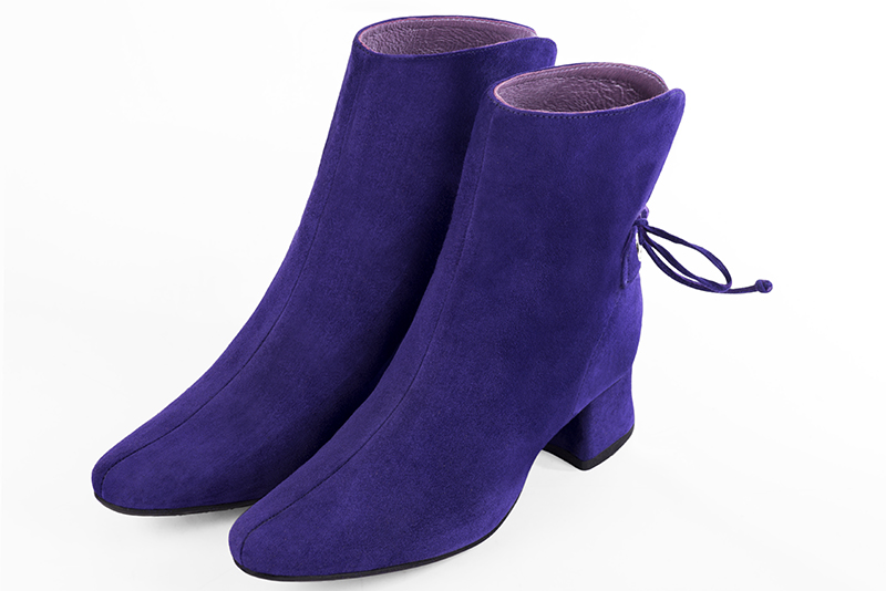 Bottines élégantes et raffinées avec des lacets à l'arrière, coloris violet outremer. Bout rond. Mi-haut. Talon évasé. Personnalisation : Choix des cuirs, des couleurs et des talons. Cou-de-pied sur mesure. - Florence KOOIJMAN