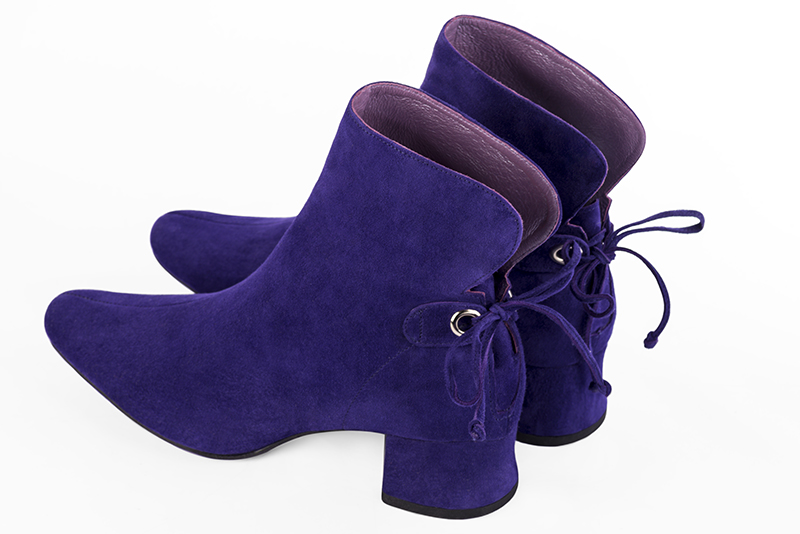 Bottines élégantes et raffinées avec des lacets à l'arrière, coloris violet outremer. Bout rond. Mi-haut. Talon évasé. Personnalisation : Choix des cuirs, des couleurs et des talons. Cou-de-pied sur mesure. - Florence KOOIJMAN