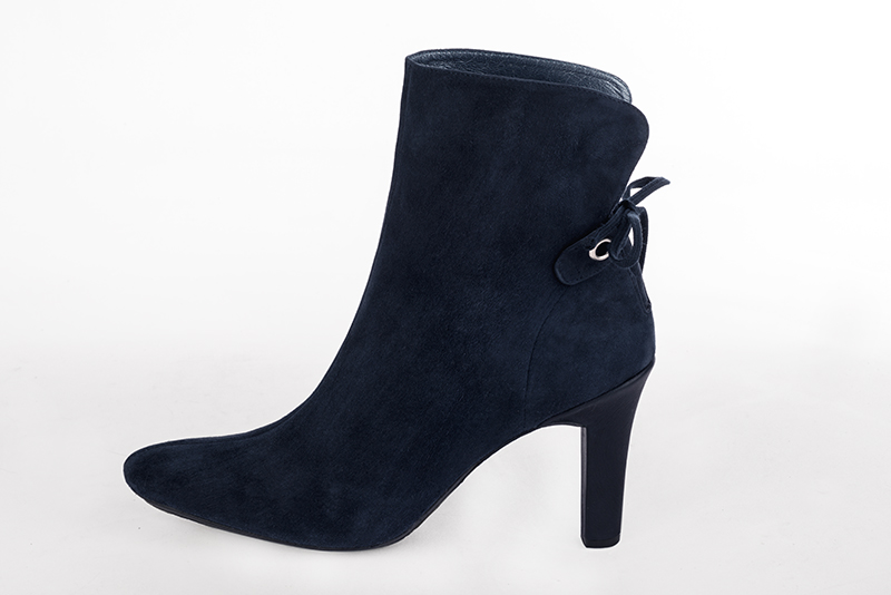 Boots femme : Bottines lacets à l'arrière couleur bleu marine. Bout rond. Talon haut trotteur. Vue de profil - Florence KOOIJMAN