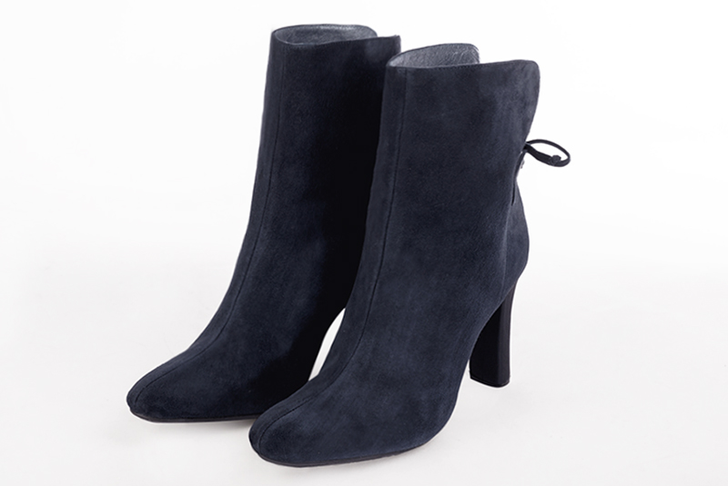 Bottines élégantes et raffinées avec des lacets à l'arrière, coloris bleu marine. Bout rond. Haut. Talon trotteur. Personnalisation : Choix des cuirs, des couleurs et des talons. Cou-de-pied sur mesure. - Florence KOOIJMAN