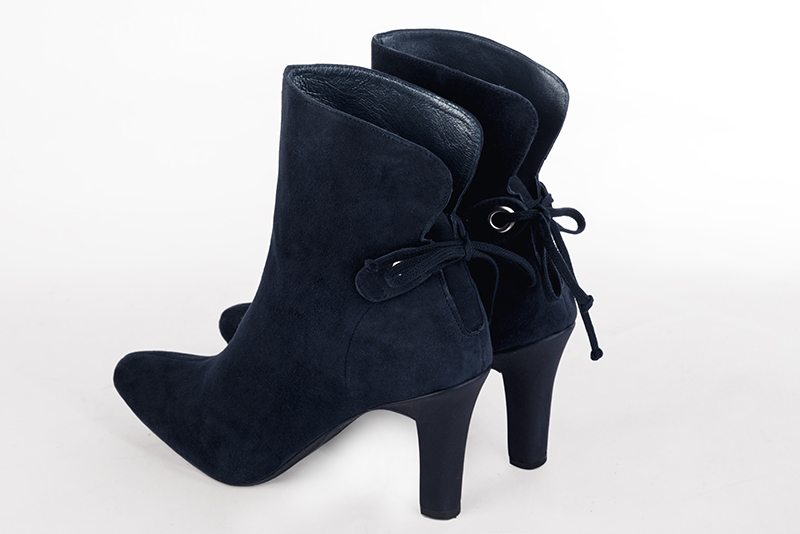 Bottines élégantes et raffinées avec des lacets à l'arrière, coloris bleu marine. Bout rond. Haut. Talon trotteur. Personnalisation : Choix des cuirs, des couleurs et des talons. Cou-de-pied sur mesure. - Florence KOOIJMAN