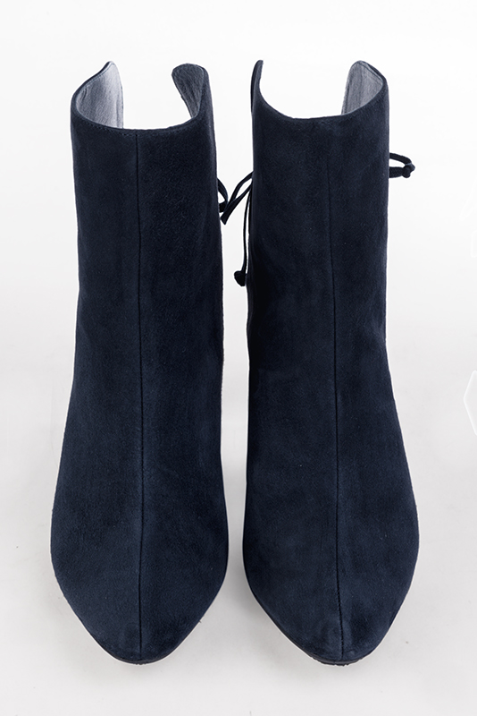 Bottines élégantes et raffinées avec des lacets à l'arrière, coloris bleu marine. Bout rond. Haut. Talon trotteur. Personnalisation : Choix des cuirs, des couleurs et des talons. Cou-de-pied sur mesure. - Florence KOOIJMAN