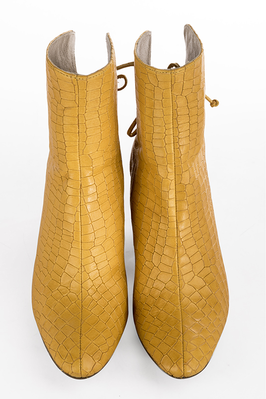 Boots femme : Bottines lacets à l'arrière couleur jaune ocre. Bout rond. Talon haut bottier. Vue du dessus - Florence KOOIJMAN