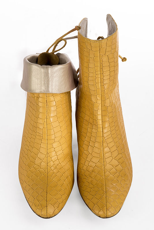 Boots femme : Bottines lacets à l'arrière couleur jaune ocre. Bout rond. Talon haut bottier. Vue porté - Florence KOOIJMAN