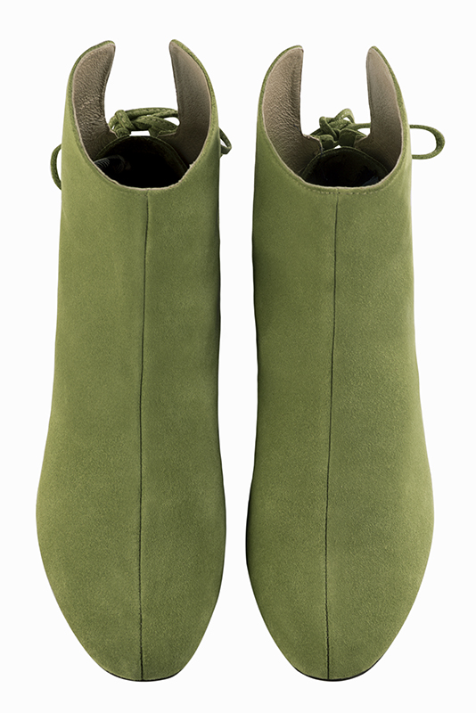 Boots femme : Bottines lacets à l'arrière couleur vert pistache. Bout rond. Talon plat bottier. Vue du dessus - Florence KOOIJMAN