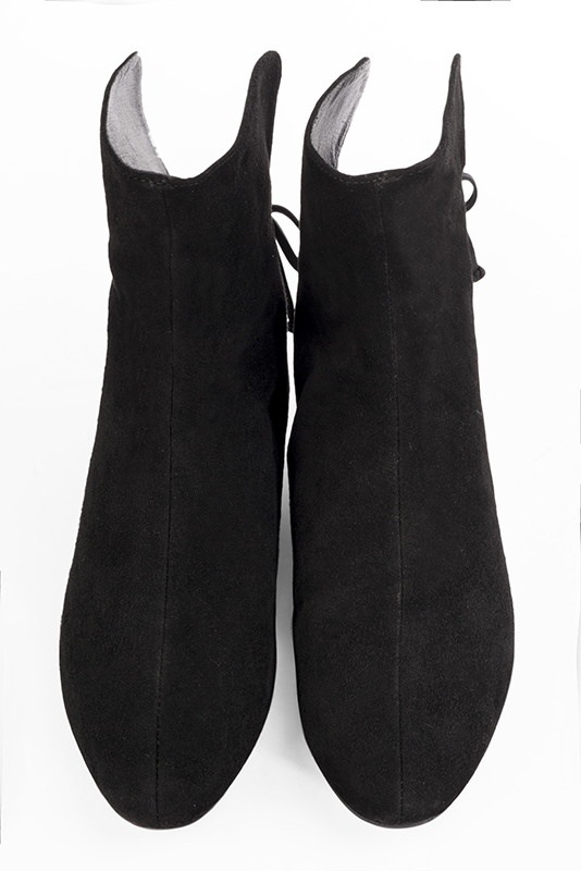 Boots femme : Bottines lacets à l'arrière couleur noir mat. Bout rond. Talon plat bottier. Vue du dessus - Florence KOOIJMAN
