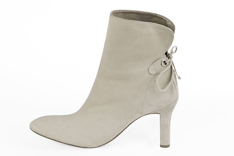 Bottines élégantes et raffinées avec des lacets à l'arrière, coloris beige vanille. Bout rond. Haut. Talon trotteur. Personnalisation : Choix des cuirs, des couleurs et des talons. Cou-de-pied sur mesure. - Florence KOOIJMAN