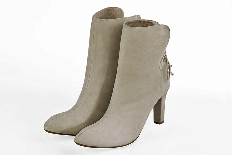 Bottines élégantes et raffinées avec des lacets à l'arrière, coloris beige vanille. Bout rond. Haut. Talon trotteur. Personnalisation : Choix des cuirs, des couleurs et des talons. Cou-de-pied sur mesure. - Florence KOOIJMAN
