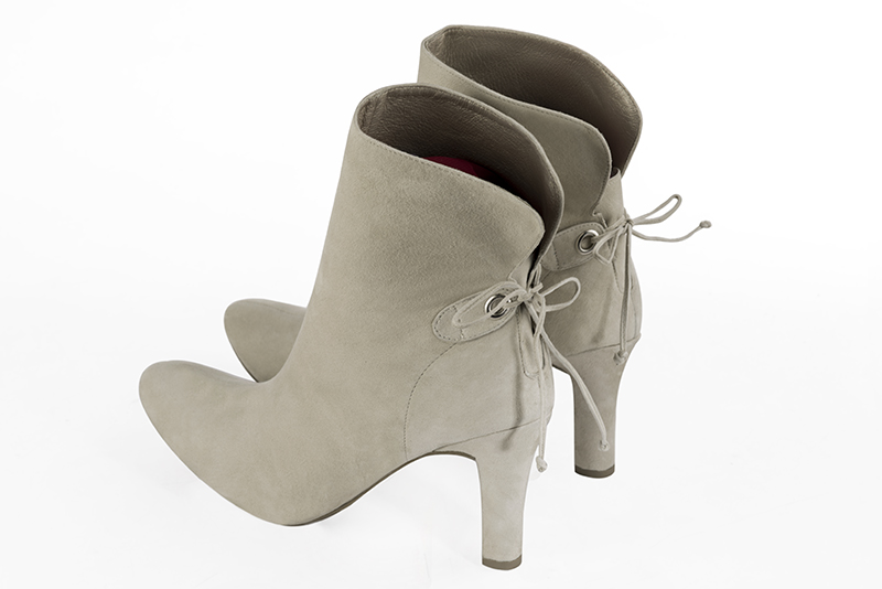 Bottines élégantes et raffinées avec des lacets à l'arrière, coloris beige vanille. Bout rond. Haut. Talon trotteur. Personnalisation : Choix des cuirs, des couleurs et des talons. Cou-de-pied sur mesure. - Florence KOOIJMAN