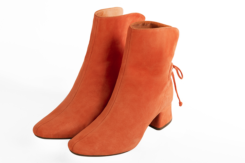 Boots femme : Bottines lacets à l'arrière couleur orange clémentine. Bout rond. Petit talon évasé Vue avant - Florence KOOIJMAN