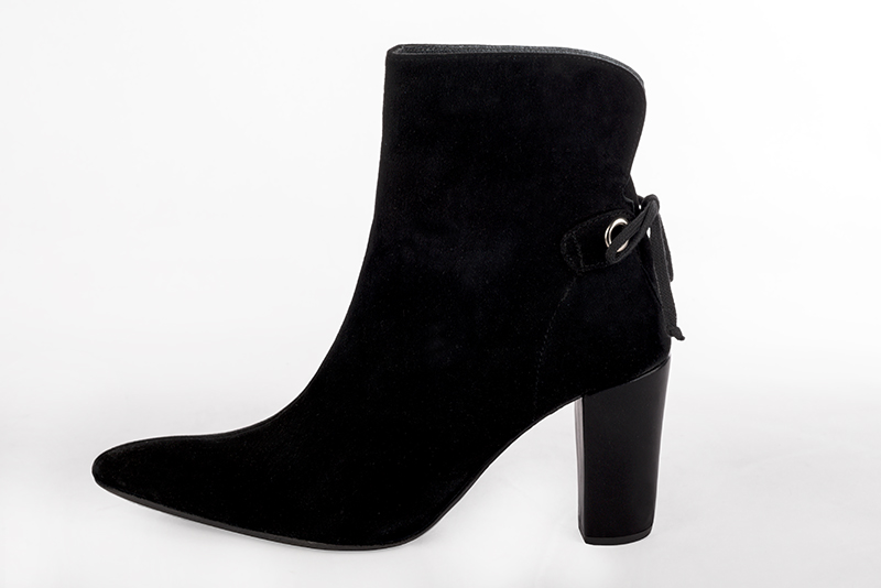 Bottines élégantes et raffinées avec des lacets à l'arrière, coloris noir mat. Bout effilé. Haut. Talon bottier. Personnalisation : Choix des cuirs, des couleurs et des talons. Cou-de-pied sur mesure. - Florence KOOIJMAN