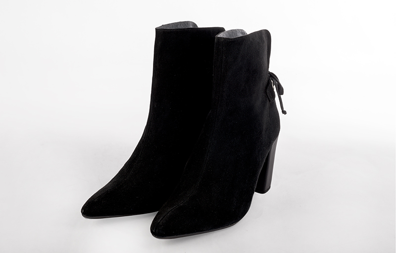 Bottines élégantes et raffinées avec des lacets à l'arrière, coloris noir mat. Bout effilé. Haut. Talon bottier. Personnalisation : Choix des cuirs, des couleurs et des talons. Cou-de-pied sur mesure. - Florence KOOIJMAN
