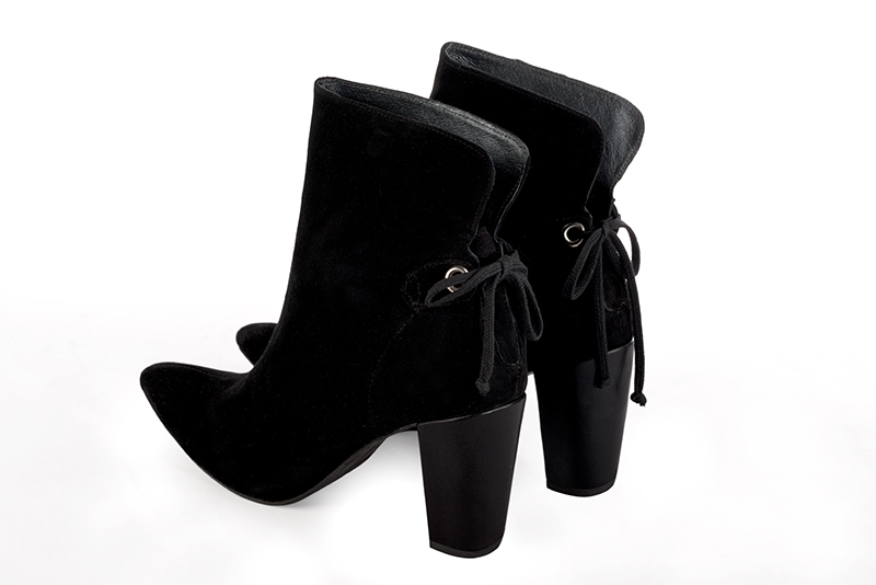 Bottines élégantes et raffinées avec des lacets à l'arrière, coloris noir mat. Bout effilé. Haut. Talon bottier. Personnalisation : Choix des cuirs, des couleurs et des talons. Cou-de-pied sur mesure. - Florence KOOIJMAN