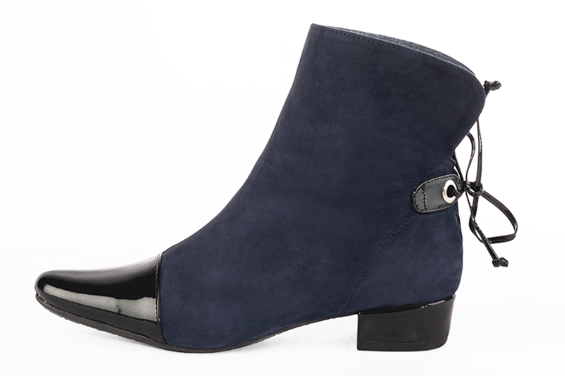 Bottines élégantes et raffinées avec des lacets à l'arrière, coloris noir brillant et bleu marine. Bout rond. Mi-haut. Talon bottier. Personnalisation : Choix des cuirs, des couleurs et des talons. Cou-de-pied sur mesure. - Florence KOOIJMAN