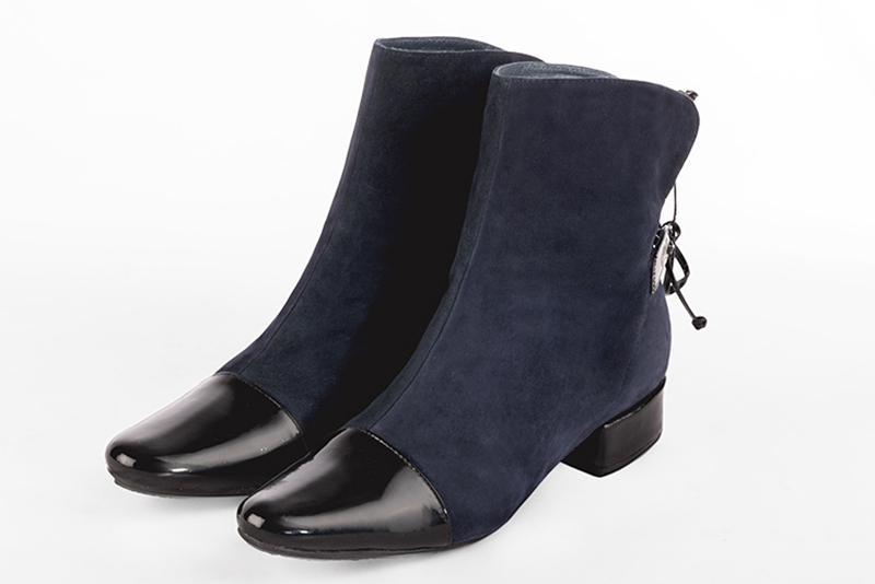 Bottines élégantes et raffinées avec des lacets à l'arrière, coloris noir brillant et bleu marine. Bout rond. Mi-haut. Talon bottier. Personnalisation : Choix des cuirs, des couleurs et des talons. Cou-de-pied sur mesure. - Florence KOOIJMAN