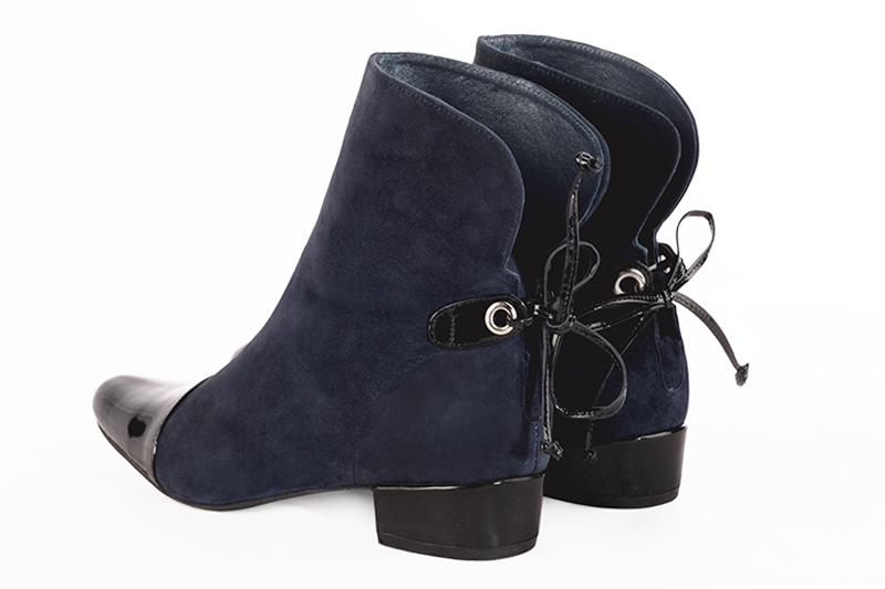 Bottines élégantes et raffinées avec des lacets à l'arrière, coloris noir brillant et bleu marine. Bout rond. Mi-haut. Talon bottier. Personnalisation : Choix des cuirs, des couleurs et des talons. Cou-de-pied sur mesure. - Florence KOOIJMAN