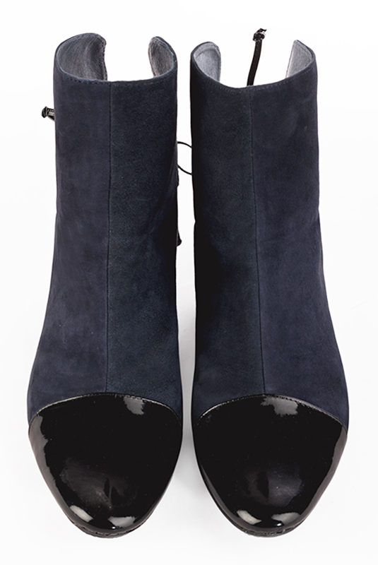 Bottines élégantes et raffinées avec des lacets à l'arrière, coloris noir brillant et bleu marine. Bout rond. Mi-haut. Talon bottier. Personnalisation : Choix des cuirs, des couleurs et des talons. Cou-de-pied sur mesure. - Florence KOOIJMAN
