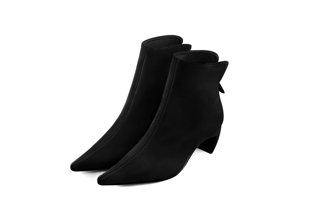Boots femme zip : Boots luxe avec une fermeture éclair à l'arrière couleur noir mat. Talon mi-haut. Talon virgule. Bout pointu - Florence KOOIJMAN