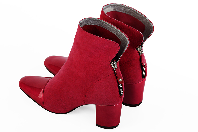 Boots femme : Boots fermeture éclair à l'arrière couleur rouge coquelicot. Bout carré. Talon mi-haut bottier. Vue arrière - Florence KOOIJMAN