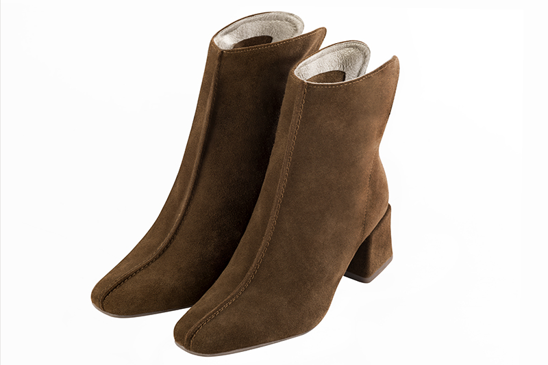 Boots femme zip : Boots luxe avec une fermeture éclair à l'arrière couleur marron chocolat. Talon mi-haut à haut. Talon bottier. Bout carré - Florence KOOIJMAN