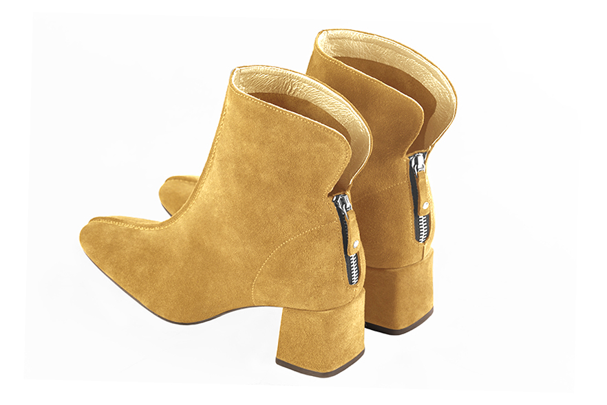 Boots femme : Boots fermeture éclair à l'arrière couleur jaune ocre. Bout carré. Talon mi-haut bottier. Vue arrière - Florence KOOIJMAN