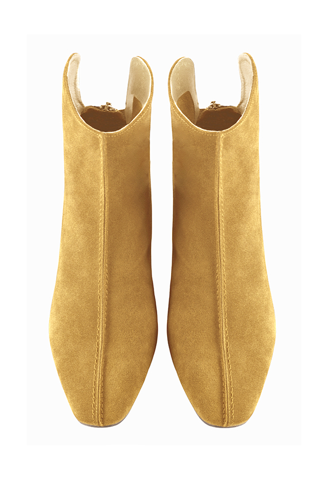 Boots femme : Boots fermeture éclair à l'arrière couleur jaune ocre. Bout carré. Talon mi-haut bottier. Vue du dessus - Florence KOOIJMAN