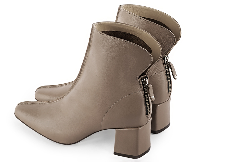 Bottines élégantes et raffinées avec une fermeture éclair à l'arrière, coloris beige mastic. Bout carré. Mi-haut à haut. Talon bottier. Personnalisation : Choix des cuirs, des couleurs et des talons. Cou-de-pied sur mesure. - Florence KOOIJMAN