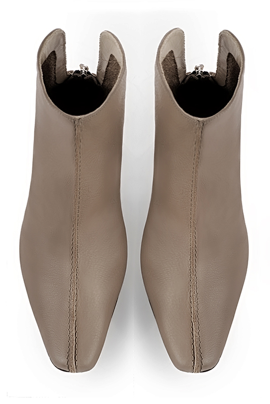 Bottines élégantes et raffinées avec une fermeture éclair à l'arrière, coloris beige mastic. Bout carré. Mi-haut à haut. Talon bottier. Personnalisation : Choix des cuirs, des couleurs et des talons. Cou-de-pied sur mesure. - Florence KOOIJMAN