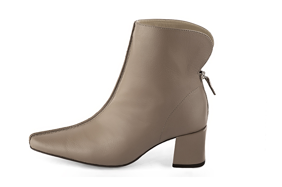Bottines élégantes et raffinées avec une fermeture éclair à l'arrière, coloris beige mastic. Bout carré. Mi-haut à haut. Talon bottier. Personnalisation : Choix des cuirs, des couleurs et des talons. Cou-de-pied sur mesure. - Florence KOOIJMAN