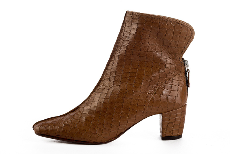 Bottines élégantes et raffinées avec une fermeture éclair à l'arrière, coloris marron caramel. Bout carré. Mi-haut à haut. Talon bottier. Personnalisation : Choix des cuirs, des couleurs et des talons. Cou-de-pied sur mesure. - Florence KOOIJMAN