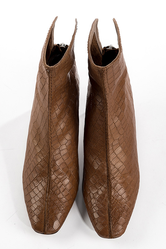 Bottines élégantes et raffinées avec une fermeture éclair à l'arrière, coloris marron caramel. Bout carré. Mi-haut à haut. Talon bottier. Personnalisation : Choix des cuirs, des couleurs et des talons. Cou-de-pied sur mesure. - Florence KOOIJMAN