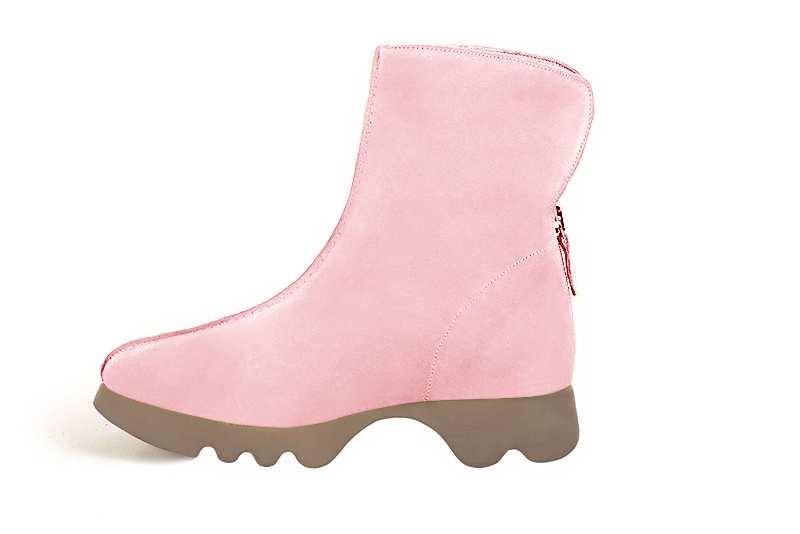Boots femme : Boots fermeture éclair à l'arrière couleur rose pâle. Bout rond. Semelle gomme talon plat. Vue de profil - Florence KOOIJMAN