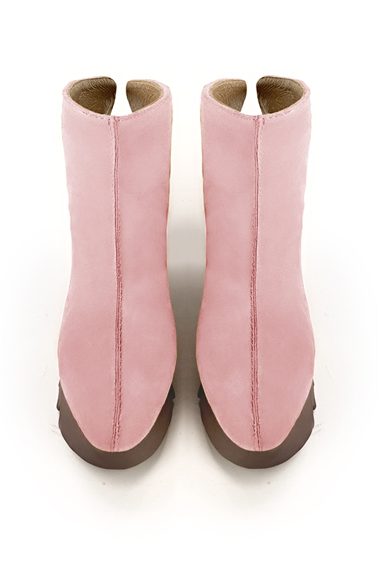 Bottines élégantes et raffinées avec une fermeture éclair à l'arrière, coloris rose pâle. Personnalisation : Choix des cuirs, des couleurs et des talons. Cou-de-pied sur mesure. - Florence KOOIJMAN