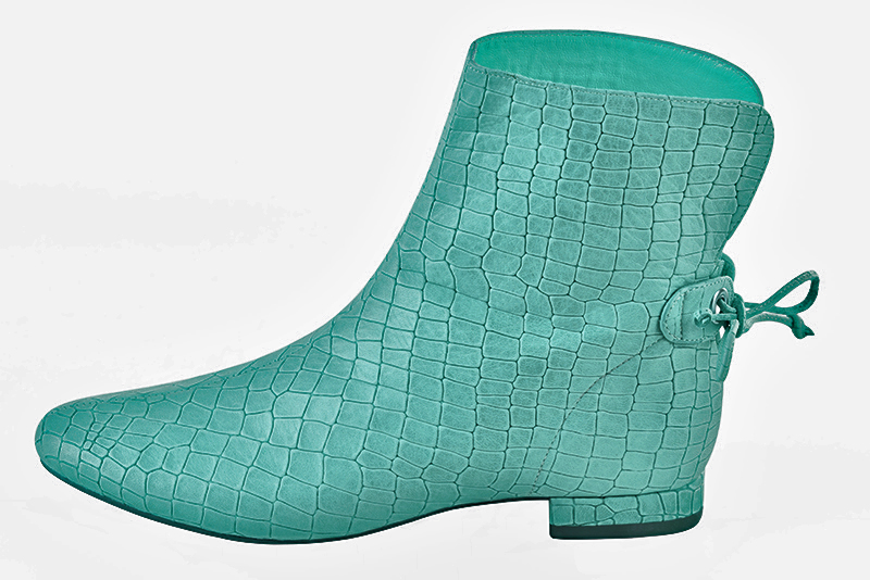 Bottines élégantes et raffinées avec des lacets à l'arrière, coloris bleu lagon. Bout rond. Talon plat bottier. Personnalisation : Choix des cuirs, des couleurs et des talons. Cou-de-pied sur mesure. - Florence KOOIJMAN