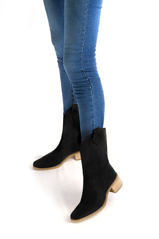 Boots femme : Boots fermeture éclair à l'intérieur couleur noir mat. Bout rond. Semelle cuir petit talon. Vue porté - Florence KOOIJMAN