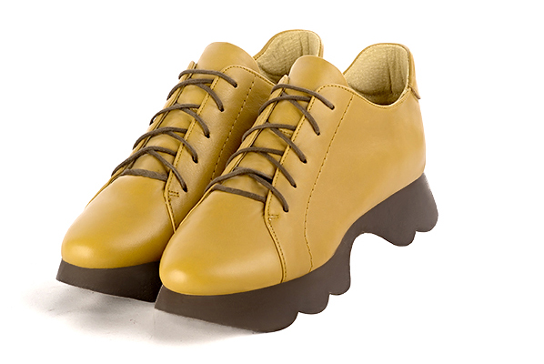 Chaussure femme à lacets : Derby sport couleur jaune ocre. Vue avant - Florence KOOIJMAN